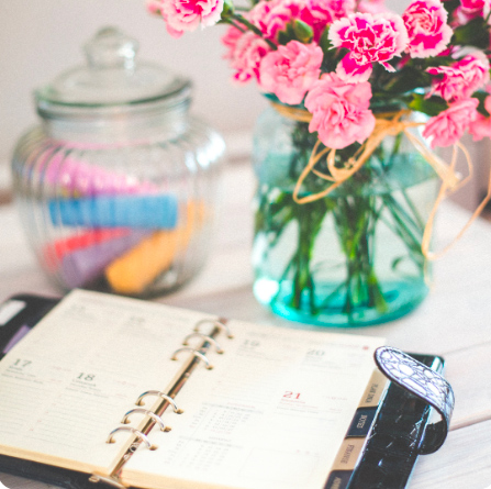 Agenda ouvert et bouquet – réservez votre date